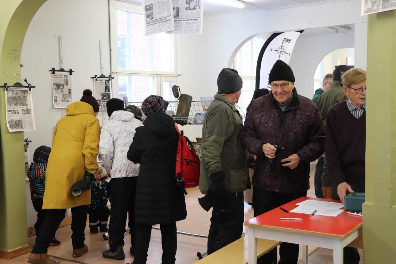 Kirjoittaja kannustaa osallistumaan Pudasjärvellä tapahtumaan monenlaiseen vapaa-ajan toimintaan. Kuva Römppäkortteli-tapahtumasta viime marraskuulta.