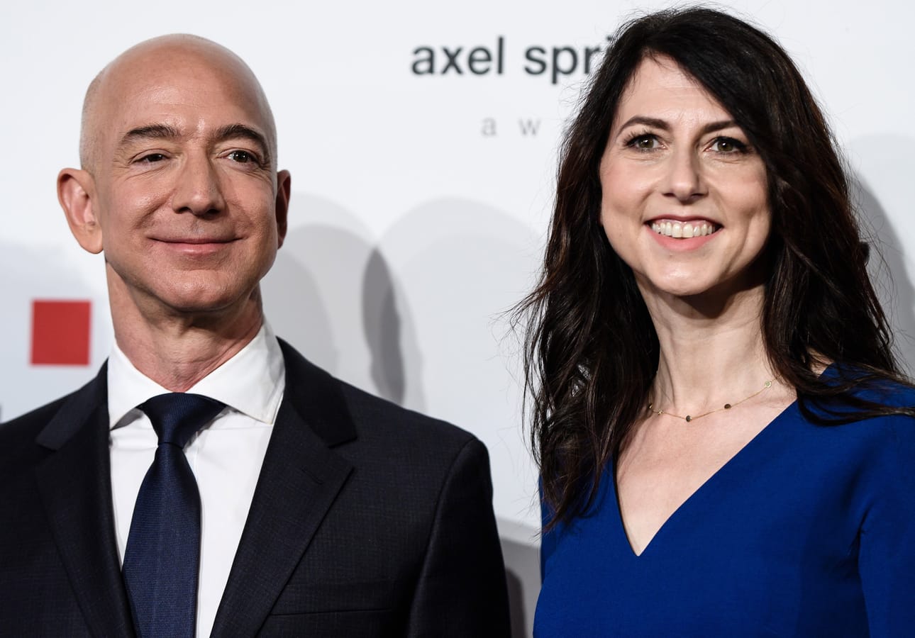 Jeff Bezos kuvattuna vaimonsa MacKenzie Bezosin kanssa Berliinissä huhtikuussa 2018.