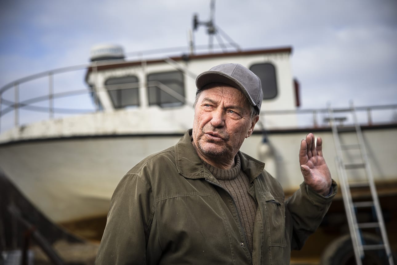 Juha Kyrö on Inarin kaupallisista kalastajista kokeneimpia. Hän kulkee Jenni-laivalla kotirannastaan Ivalojoelta tukikohtaansa Pohjois-Inarin Kirakkaniemeen.