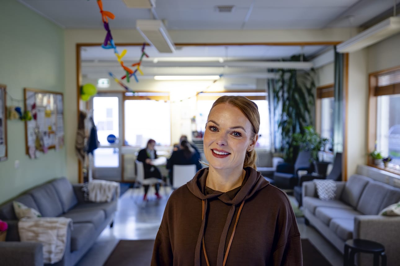 Olkkarissa käy päivittäin 30–50 ihmistä, joista moni on työtön tai yksinäinen. Kävijät ovat muodostaneet tänne oman tiiviin yhteisönsä, Olkkarin toiminnanjohtaja Sonja Orrenmaa toteaa.