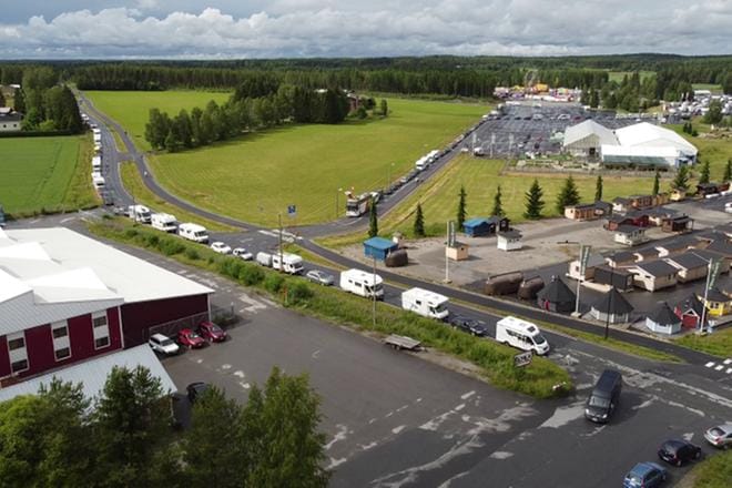 Tuurissa oli ruuhkaa jo kaksi tuntia ennen tarjouksen alkamista. Kuva: Lukijan kuva