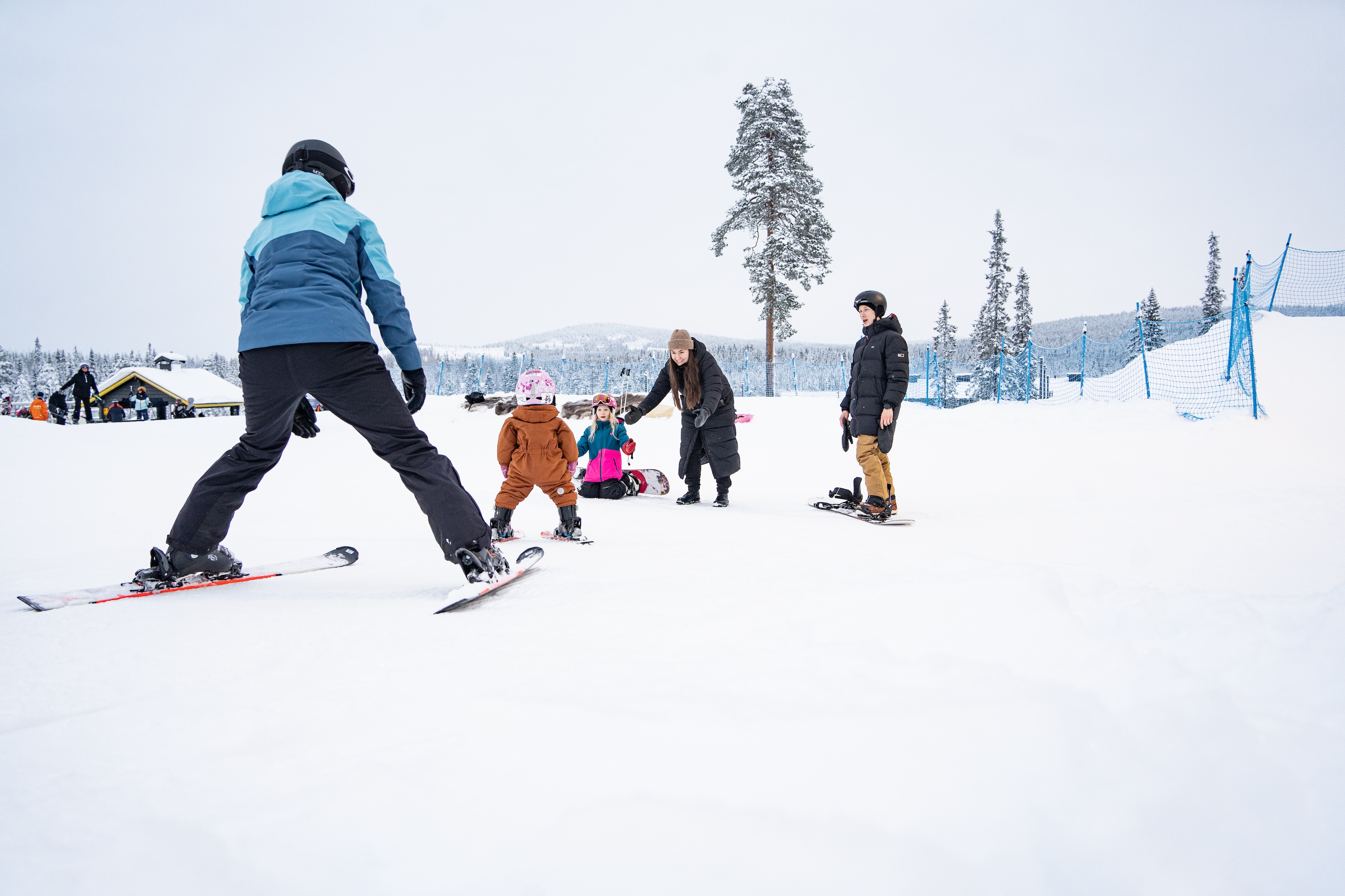 super-mummu-lataa-akkuja-laskettelemalla-lasten-kanssa-kaleva