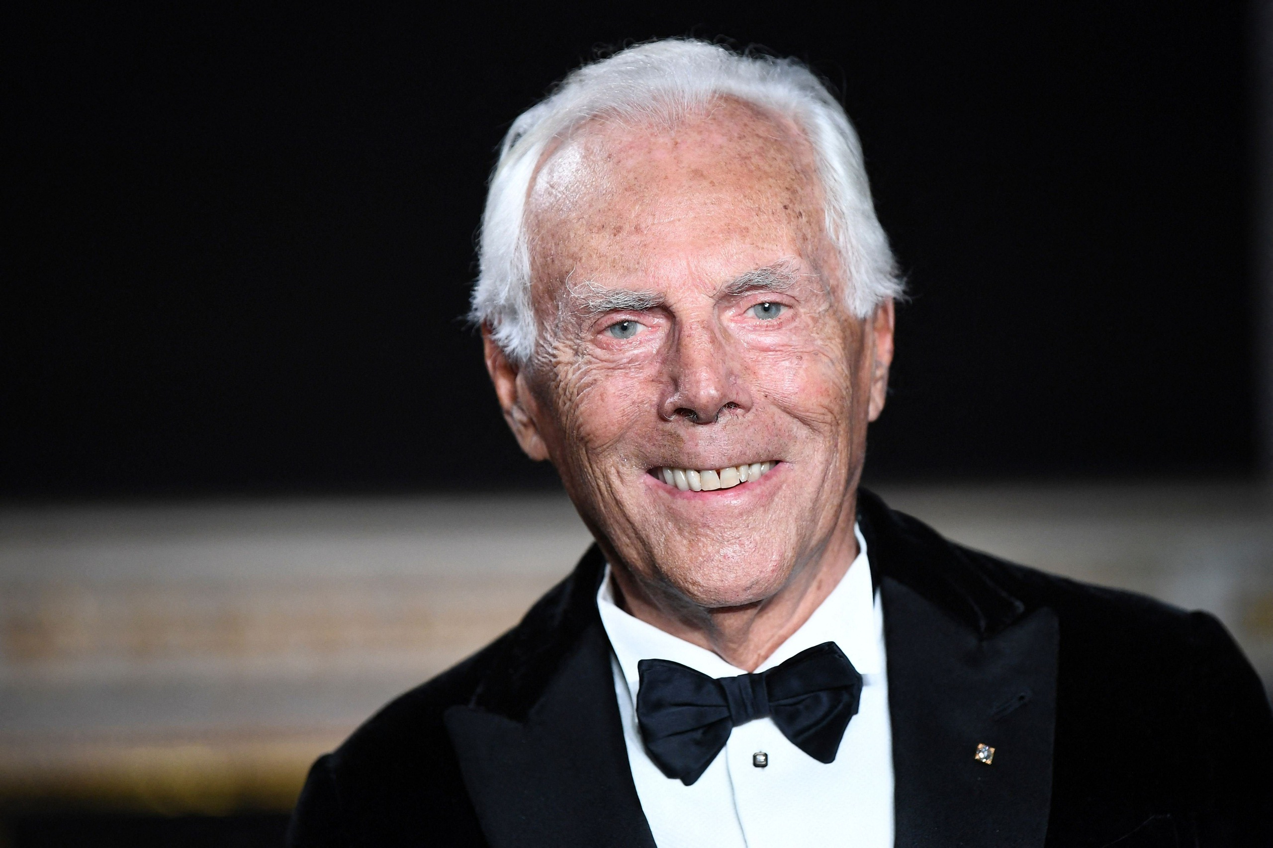 Maailman tunnetuimpiin muotisuunnittelijoihin kuulunut Giorgio Armani on kuollut – avasi muotitalonsa Milanossa 50 vuotta sitten