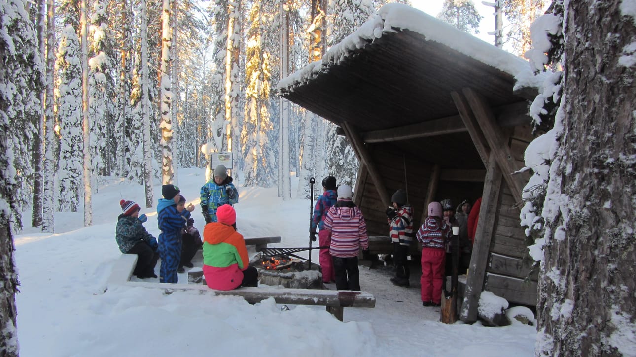 Syötteen luontokeskuksen suunnittelija Irja Leppänen kutsuu vieraita luonnon keskelle.
