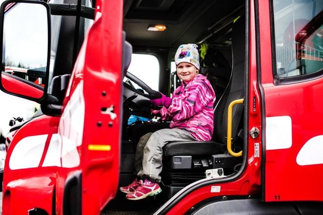 Alavutelainen viisivuotias Meea Piiroinen kokeili, miltä tuntuisi ajaa paloautoa. KUVAT: KRISTA LUOMA