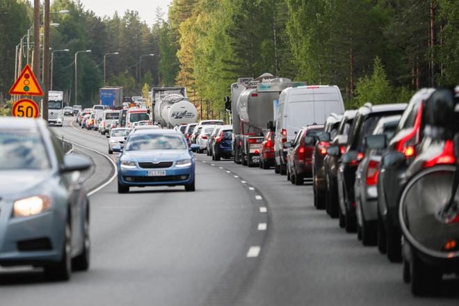 Ajoneuvokilometrejä kertyy enemmän kuin koskaan aiemmin. Tämä nielaisee hyödyn, joka esimerkiksi biopolttoaineilla saavutetaan. KUVA: Jukka Ritola