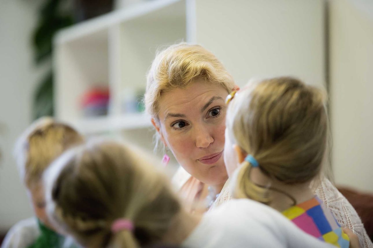 Katja Hänninen vieraili tiistaina Vihastenkarin päiväkodissa Raahessa.