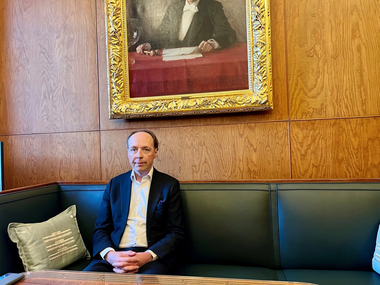 Eduskunnan puhemiehen toimisto on rauhan tyyssija ympäröivien mediamyrskyjen keskellä. Jussi Halla-aho korostaa, että aikalaisten on yleensä mahdotonta nähdä hirvittäviä tosiasioita. Ihmisillä on kyky pettää itseään viimeiseen saakka. Kuva: Matti Posio