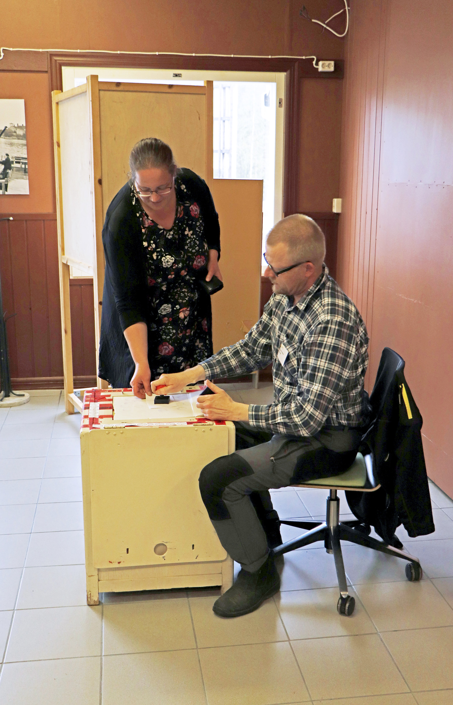 <p>Juustolan äänestypaikalla äänestystahti oli verkkainen. Leea Holmi kävi äänestämässä ja Jussi Karvonen leimasi lipun.</p>