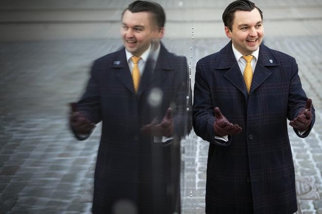 Vaasan kaupunginvaltuuston puheenjohtaja Joakim Strand ei vielä paljasta, onko Vaasan akkutehdashankkeessa pian tuuletusten hetki. ARKISTOKUVA: JARNO PELLINEN