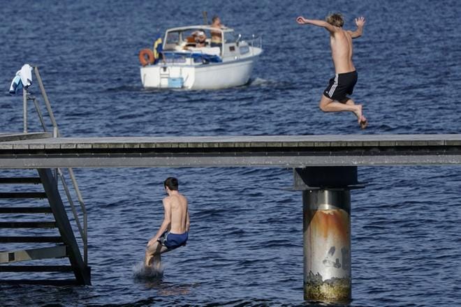 Molskis! Tämä kuva ei ole otettu Malmön Scania-uimalassa Ruotsissa kesäkuukausina, vaan lokakuun puolivälissä, kun ennätyslämpö valtasi sekä Ruotsin että Suomen. Kuva: Johan Nilsson