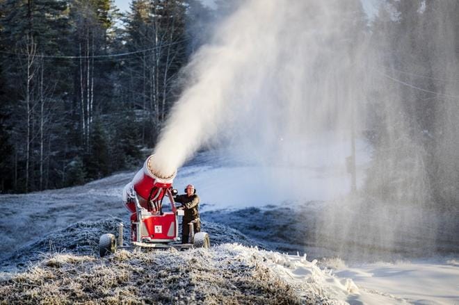 Jari Satokunnas operoi Teuvan Parrassa kaikkiaan viittä tykkiä, jotka puhaltavat parhaillaan lunta rinteeseen. KUVA: KRISTA LUOMA