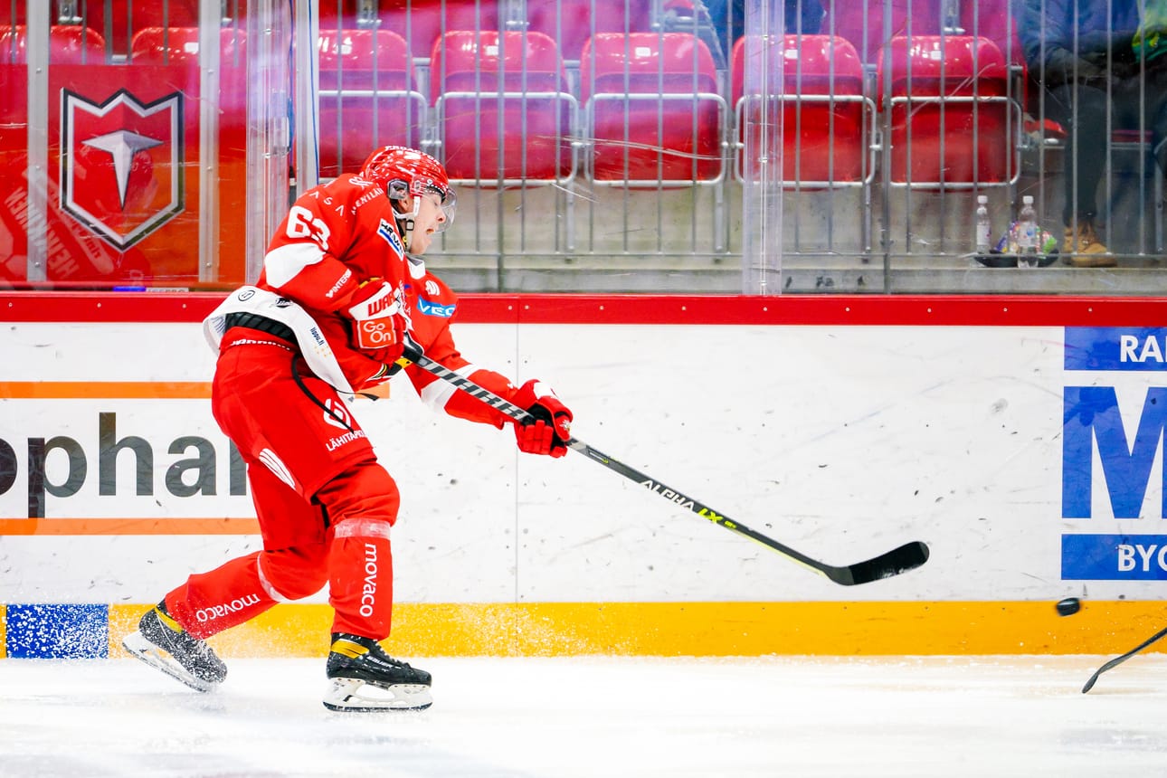 Lari Heikkinen luistelee myös tänään Sportin nelosketjun oikealla laidalla.