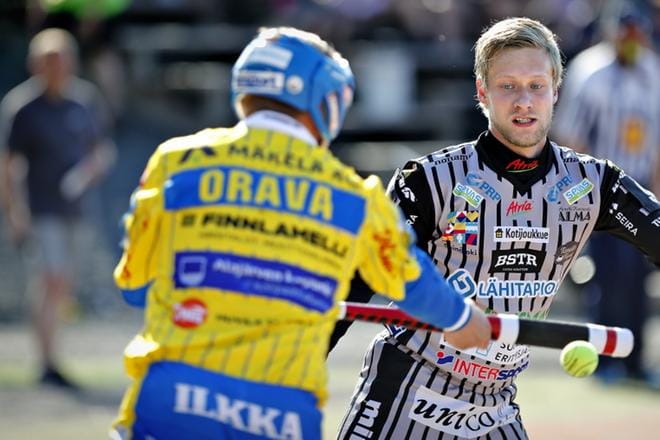 JymyJussien lukkari Henri Itävalo seurasi tarkasti Ankkurien Aki Oravan näpäystä. KUVAT: TOMI KOSONEN