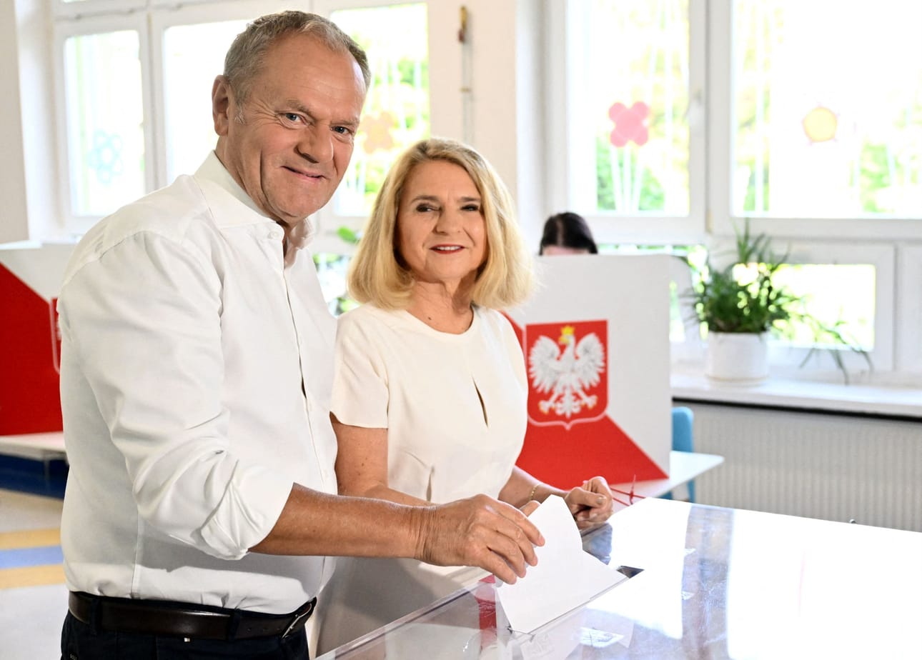 Puolan pääministeri Donald Tusk (vas.) esittää luottamusäänestyksen järjestämistä EU-myönteiselle hallitukselleen. LEHTIKUVA/AFP