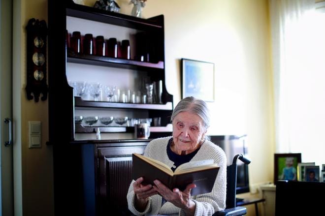 Sata vuotta sunnuntaina täyttävä Irja Luomala syntyi Vehmersalmen kunnassa Pohjois-Savossa 26. maaliskuuta 1917. Kuva: Jaakko Elenius