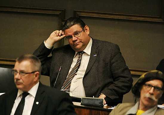 Perussuomalaisten Pentti Oinonen (vas.), Timo Soini ja Pertti Veltto Virtanen kuuntelivat eduskunnan suullisella kyselytunnilla torstaina.