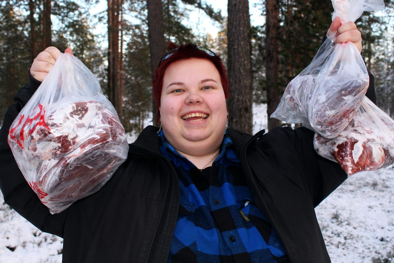 Maija-Liisa Niemelä joutuu turvautumaan isän pakastinarkkuun, sillä omaan eivät kaikki hirvenlihat mahdu. Ensi kautta odotellessa Niemelän pöydässä herkutellaan medium-pihveillä ja mahdollisesti kuivalihalla.