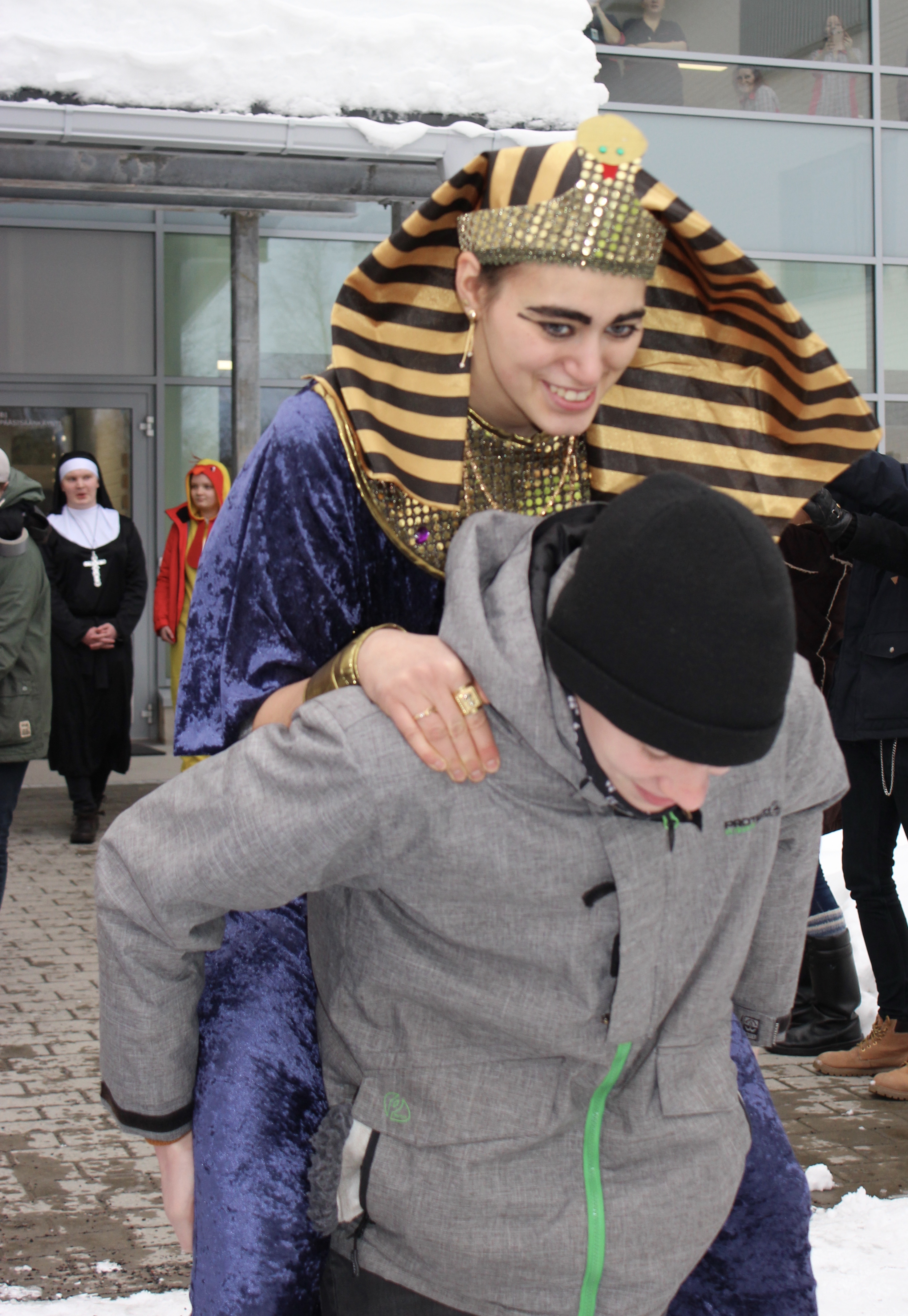 Lukion kakkoset kantoivat abit auton lavalle.