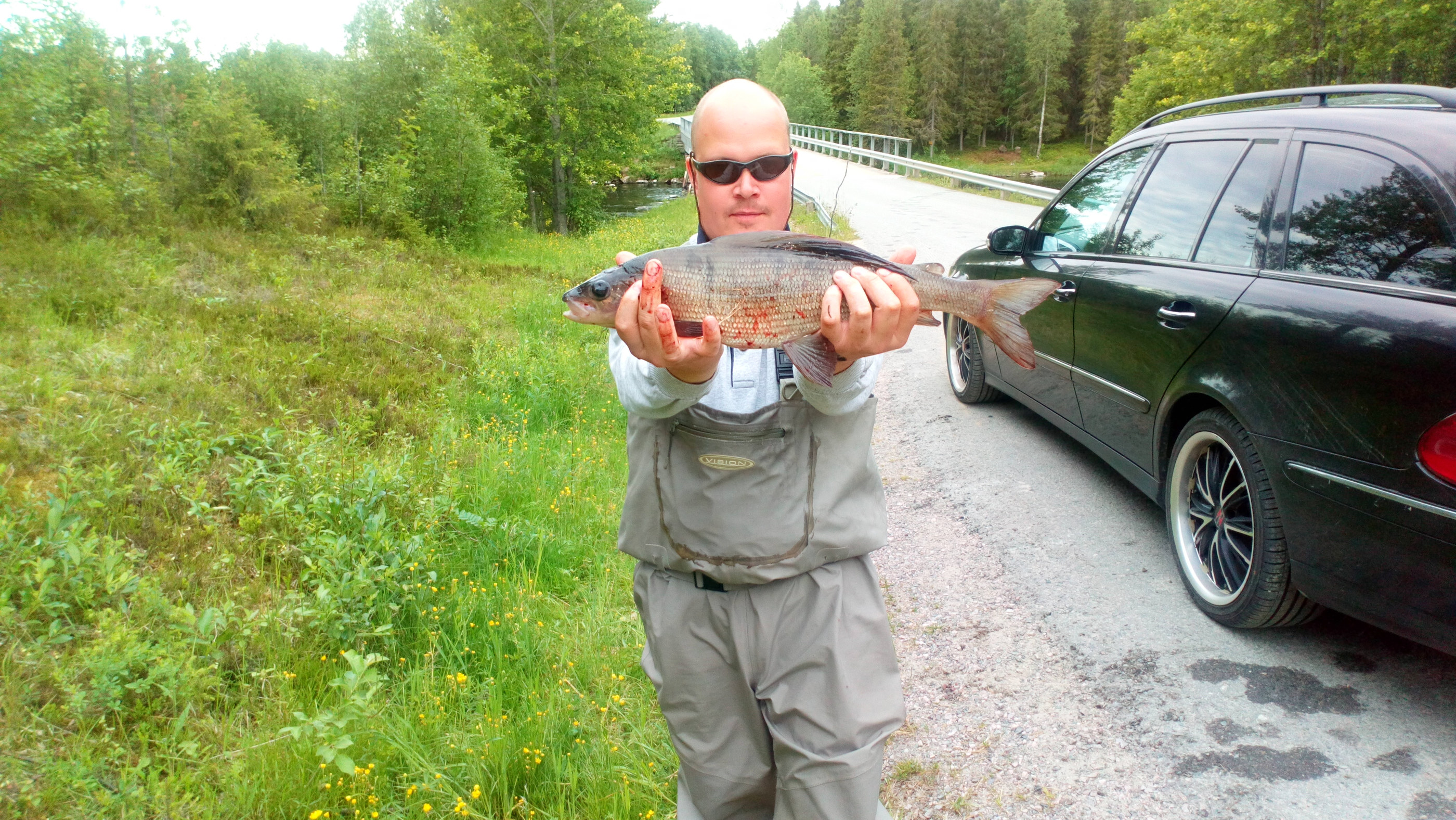 Jarno Susi kalasti komean harjuksen Varisjoesta.
