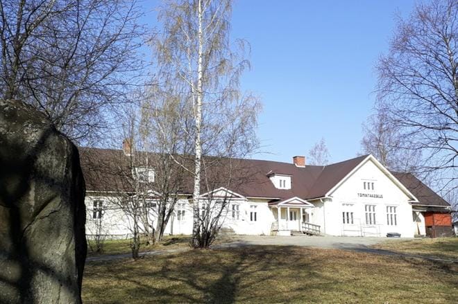 Veljekset Mika ja Sami Ala-Mattinen aikovat vaalia Lehtimäen Kirkonkylän kansakoulun vanhaa ja arvokasta pihapiiriä, joka on myös heidän oman lapsuutensa pihapiiriä. KUVA: SARI HEINILÄ