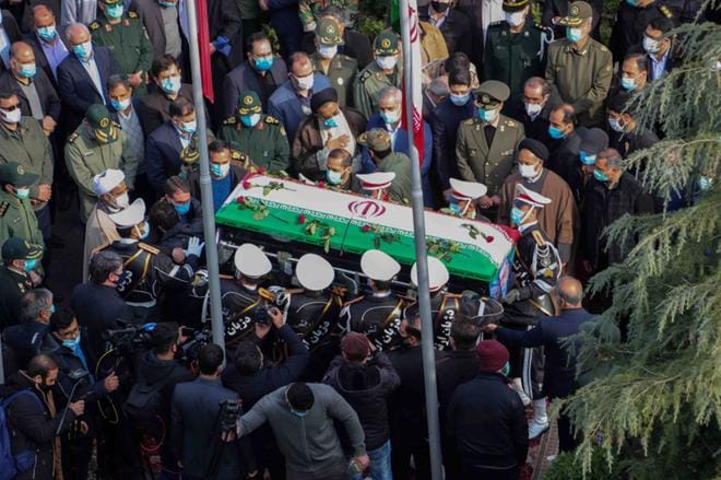 Iranissa vietettiin maanantaina murhatun ydintutkijan Mohsen Fakhrizadehin hautajaisia. Väijytysmurhalla voi olla kauaskantoisia seurauksia Lähi-idässä. KUVA: Iranin ulkoministeriö/ EPA