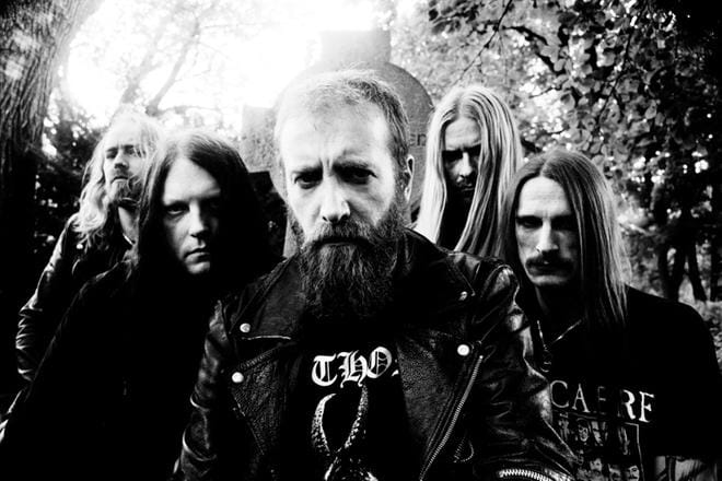 Paradise Lost -yhtyeestä tuttu Nick Holmes (keskellä) on laulanut Bloodpathissa vuodesta 2014 lähtien.