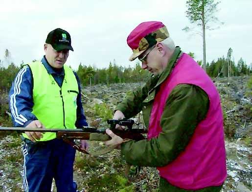 Paperit kunnossa . Kainuun alueen erätarkastaja Aimo Tervamäki tarkasti hirvijahdissaolleen Kalevi Kukkaslahden luvat ja aseen. Asiat olivat kunnossa.
