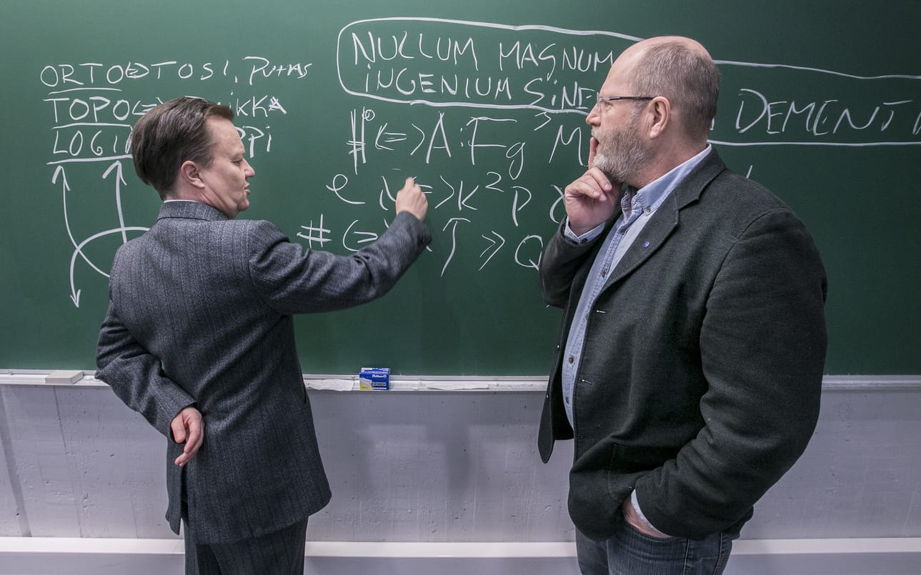 Oulun yliopistolla maanantaina järjestetyssä mediatilaisuudessa saatiin esimakua kevään aikana esitettävästä näytelmästä. Aapo Heikkilää näyttelee Mika Nuojua (vas.). Vieressä näytelmän käsikirjoittaja ja ohjaaja Markku Pölönen.