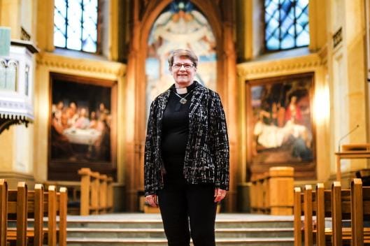 Vaasan suomalaisen seurakunnan kappalainen, laihialainen Maaria Perälä on neljän lapsen äiti ja kahden isoäiti. Perälä latautuu liikkumalla luonnossa, mökkeilemällä ja marjastamalla. KUVA: KRISTA LUOMA