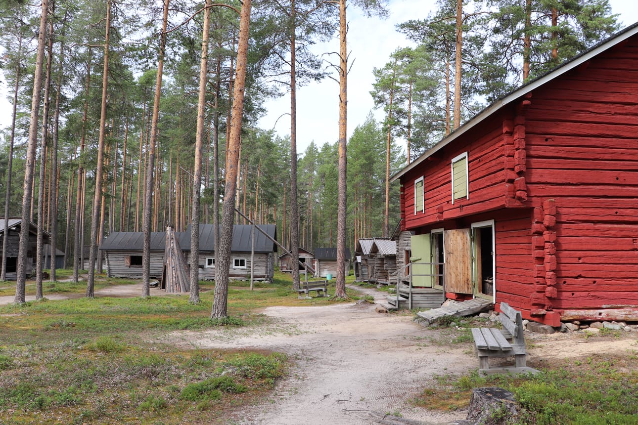 Kotiseutumuseoon on juhlaviikon ajan vapaa pääsy. – Savottakämppiä on kiinnostava käydä katsomassa, kun sellaisissa on itsekin aikanaan ollut, kommentoi Vilho Kosamo.
