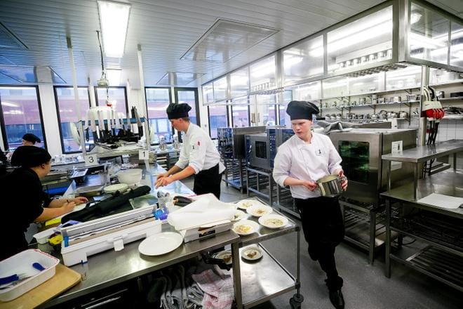 Jesse Mikkonen (oikealla) ja Leevi Alanko kisasivat finaalipaikasta. Semifinaalin tehtävänä oli valmistaa salaattibuffet, kirjolohikeitto ja omenapiirakka vaniljakastikkeen kera. KUVAT: JAAKKO ELENIUS