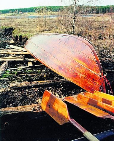 Puuveneen vuosihuollossa tarvitaan tervaa, ohennetta, pensseli, harja sekä sikli tai teräsharja pikeentymien kaapimiseen.