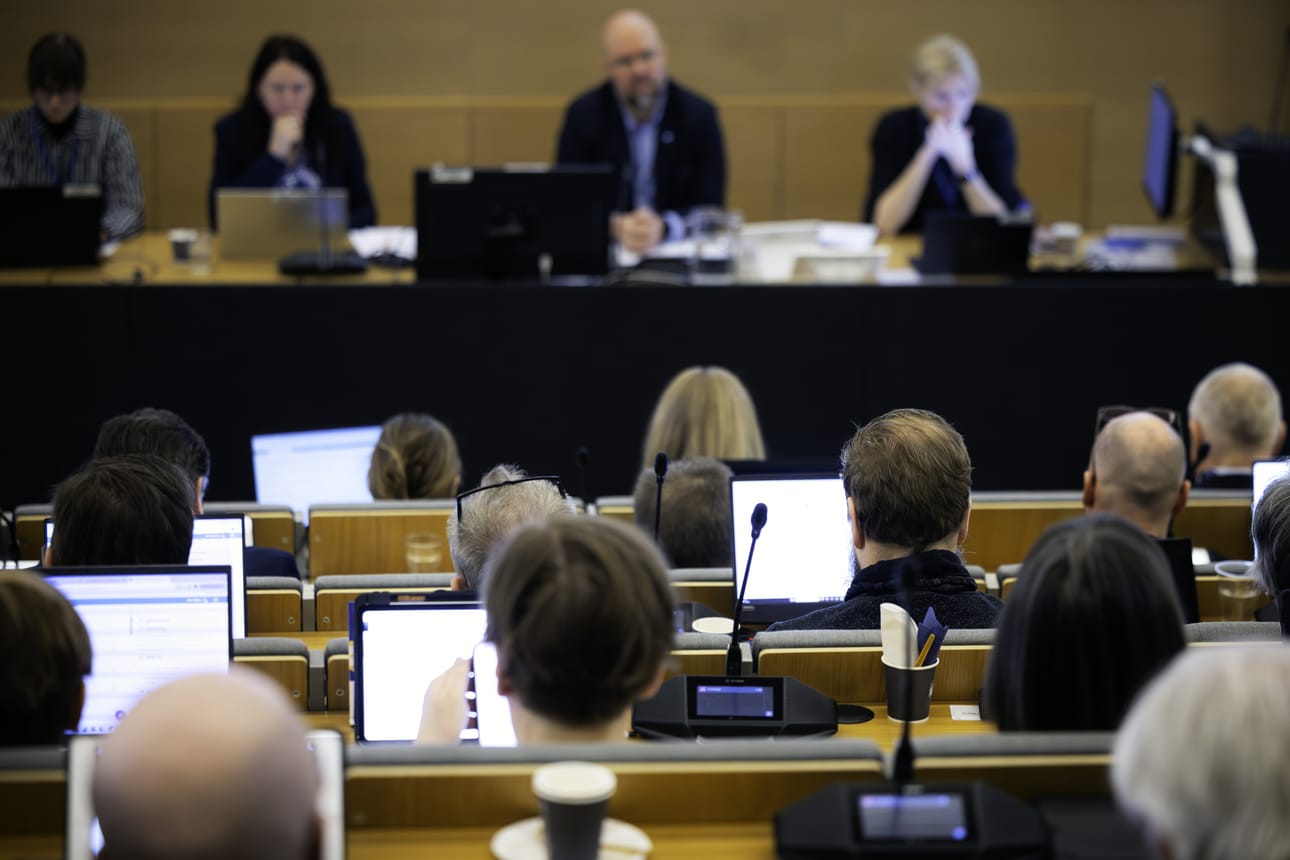 Tuplakokouksia ei voida teknisesti valvoa, vaan vastuu on luottamushenkilöillä itsellään. Arkistokuva.