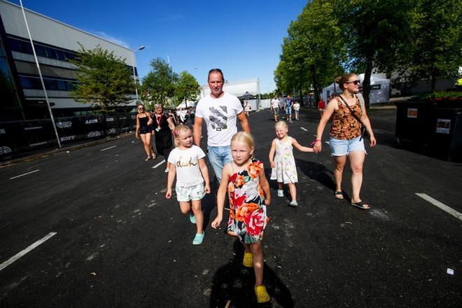 Linnea, 7, Emilia, 6, ja Anni, 4, tulivat ensimmäistä kertaa festareille vanhempiensa kanssa. KUVAT: JAAKKO ELENIUS
