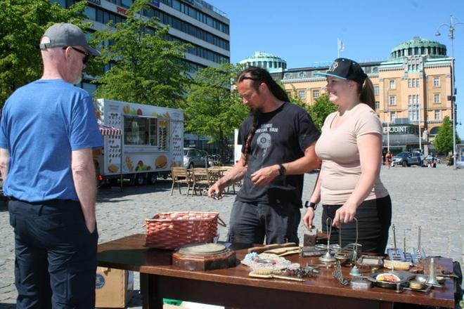 Tapio Hautala ja Anu Kuivaniemi myivät Vaasan torilla ostamansa vaasalaisvaraston vanhoja ja harvinaisia tavaroita, ja ne olivat tehneet päivän aikana hyvin kauppaansa.