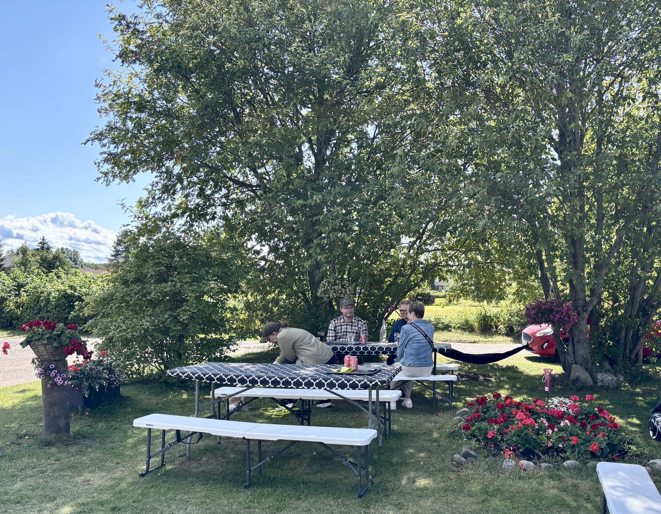 Kesäravintolan sali sijaitsee puiden siimeksessä maaseutumaisemassa. Myös pieni ravintolateltta löytyy.