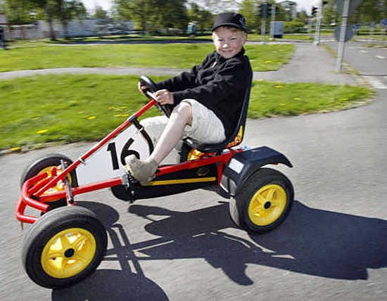 Oululainen Albert Arola, 8, kertoo harrastavansa kesällä pesäpalloa. "Tahtoisin myös uida sekä käydä Suomen tivolissa ja Särkänniemessä."