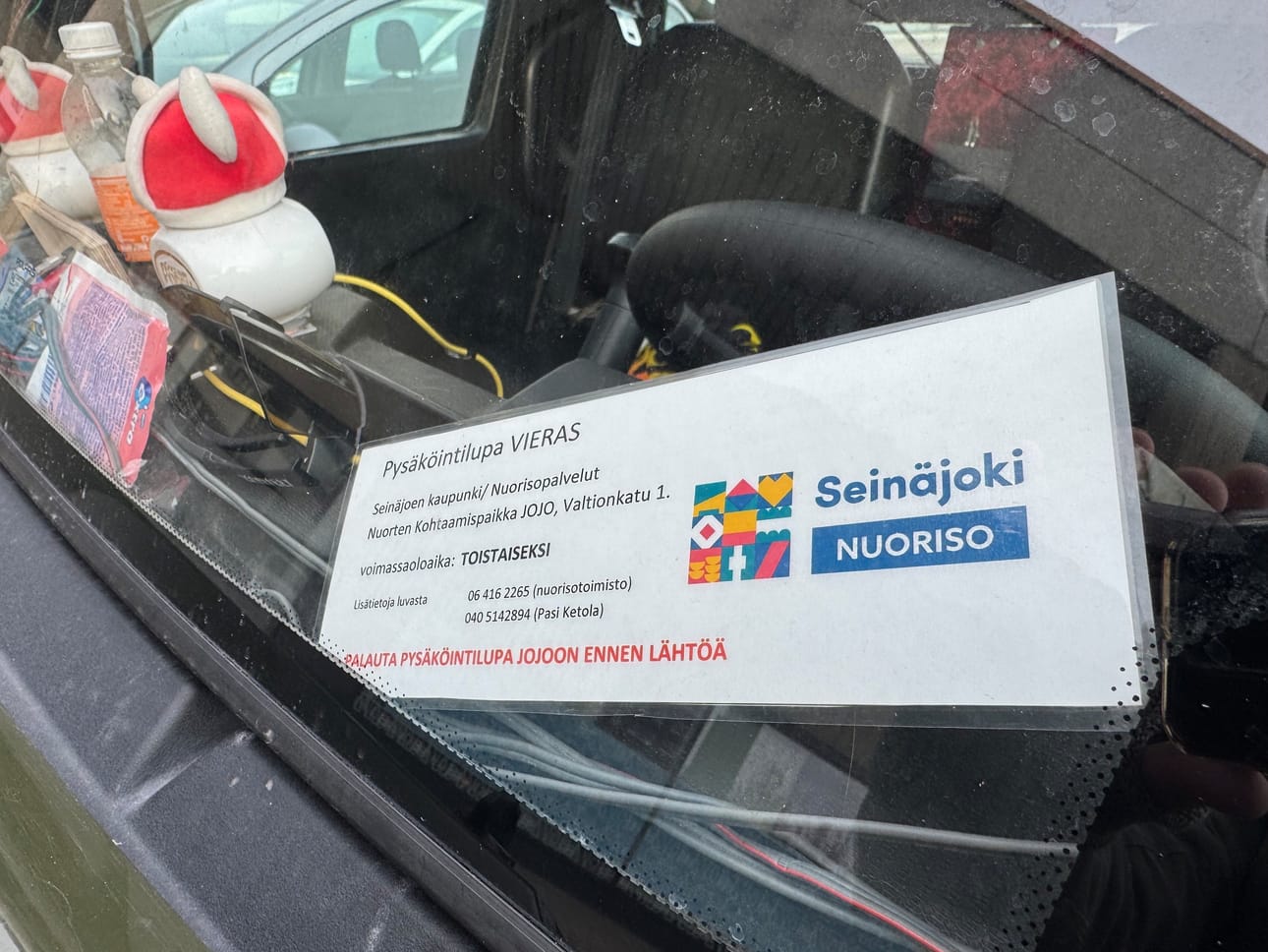 Seinäjoen aseman seudulla on oltava tämän kaltaisia lupalappuja tai pysäköinti maksettuna. Muussa tapauksessa napsahtaa herkästi sakot.