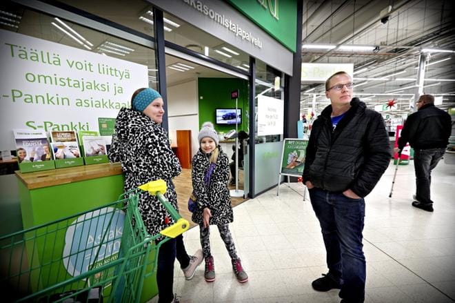 Seppo-Jussi Antila käväisi tytärtensä Aadan ja Annin kanssa S-Pankissa kauppareissun yhteydessä. KUVA: KARI LÖFHJELM