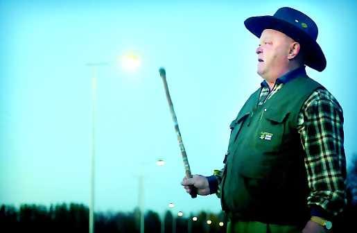Hyvän ilman merkit. Jorma Ala-Simonen on viimeisen 34 vuoden ajan seurannut taivaan merkit Kempeleen Niittyrannalta, josta näkee joka ilmansuuntaan.