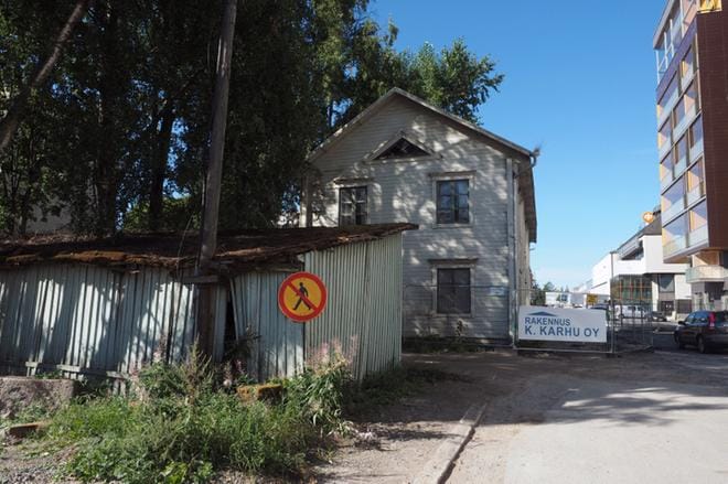 Tyhjillään oleva Pollarin talo on nykykaavan mukaan katualueella. Kuvat Jussi Mustikkamaa