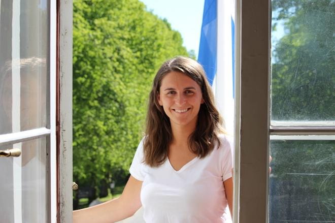Hyvinvointilautakunnan puheenjohtaja ja Kristiinan kaupunginvaltuutettu Anna-Kajsa Blomqvist-Liljeblad on todella tyytyväinen yksimieliseen päätökseen ulkoistaa kaupungin sosiaali- ja terveyspalvelut. KUVA: MINNA ZILLIACUS
