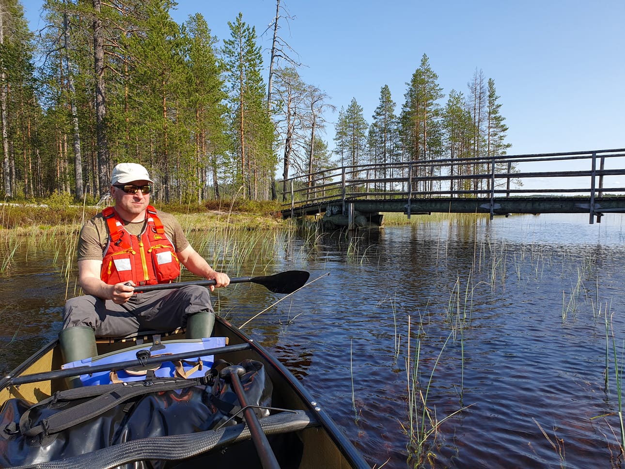 Jos päässä on polarisoidut aurinkolasit, meloja huomaa pinnan alla vaanivat kivet ehkä ajoissa, eikä kanootin pohja osu niihin. Patikointiretkelläkin veden alle näkemisestä on hyötyä, jos pitää kahlata jokien yli.