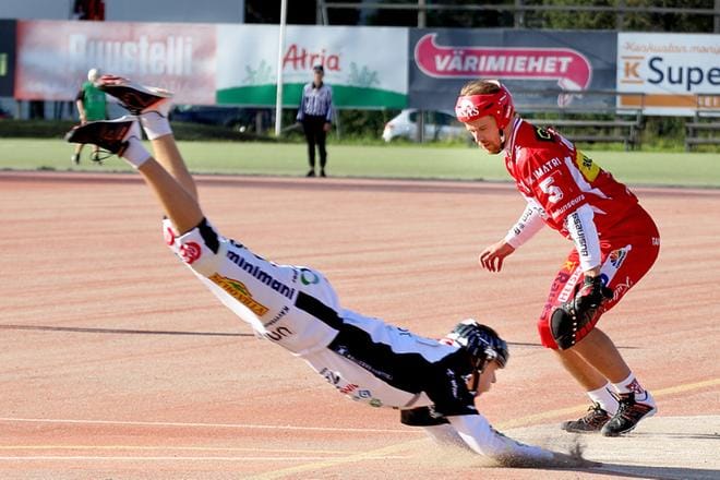 Kuvassa syöksyvä Atte Kontio löi ottelussa yhden juoksun. KUVA: HEIKKI HAKANEN