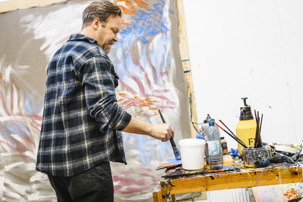 Eemil Karila törmää edelleen ajatukseen, että taiteilijan pitäisi työskennellä hitaasti. – Jaot ovat turhia, koska jokainen tekee yksilöllisesti. Vincent van Gogh maalasi taulun päivässä.