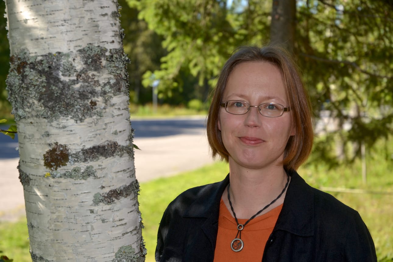 Raisa Nikula on tehnyt viime vuodet töitä Oulangan taimenen hyväksi. Arkistokuva.