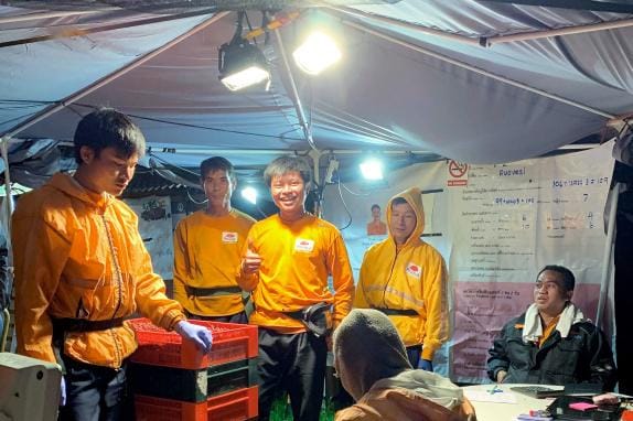 Polarica Oy:n teltassa thaimaalaisia poimijoita punnitsemassa päivän marjasaalista. KUVA: SARI KORHONEN