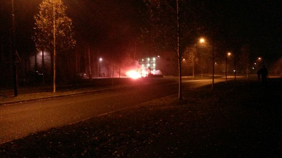 Kaksi autoa paloi aamuyöllä Oulussa.