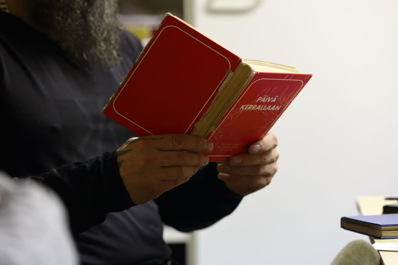 AA-ryhmän tapaamiskerta päättyy usein siihen, että joku lukee mietelauseen Päivä kerrallaan -kirjasta. Kirjaan kootut mietelauseet ovat AA-ryhmäläisten kirjoittamia.